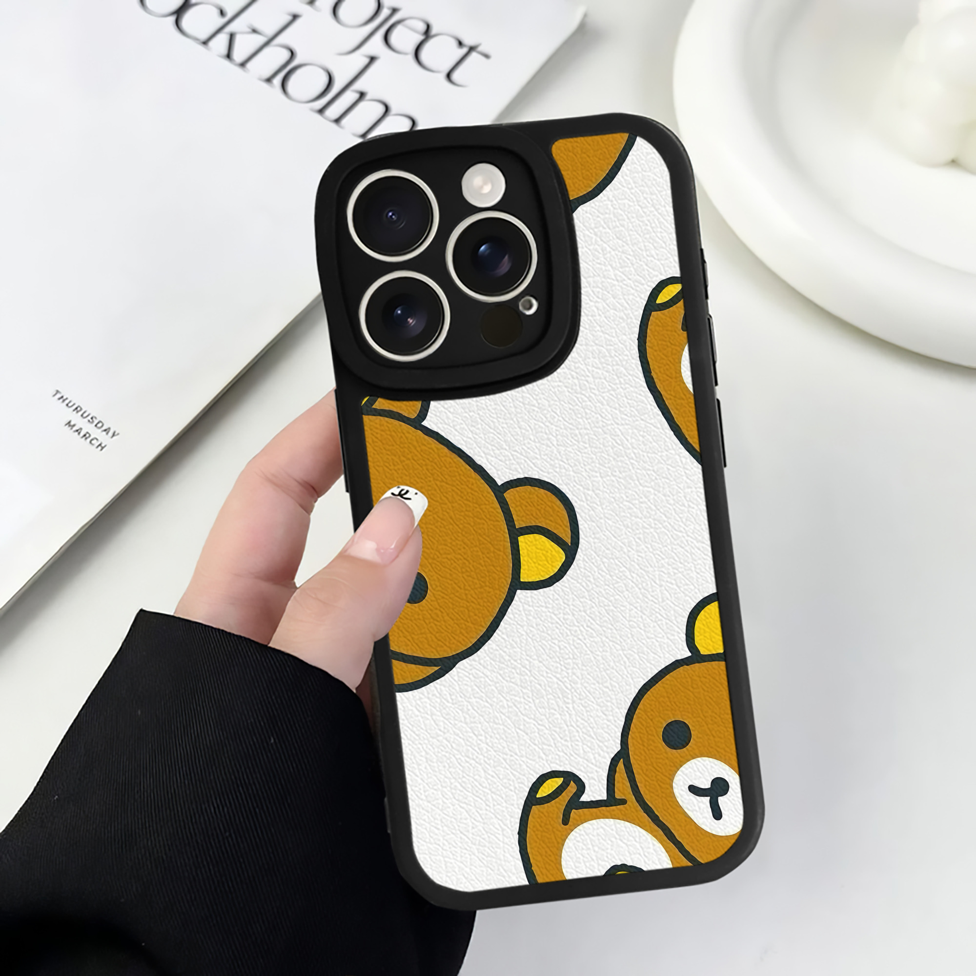 （画像用） リラックマ リラックマ キイロイトリ Rilakkuma Korilakkuma Kiiroitori 【iPhone 16シリーズ対応】シリコンスマホケース（レザー調） 材質：シリコン